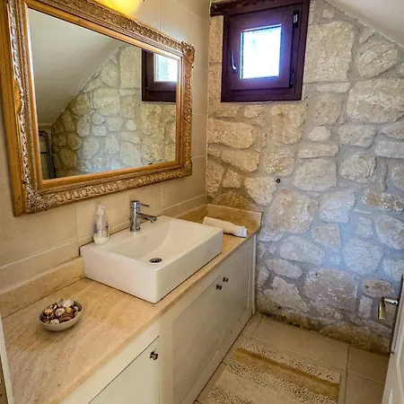 Villa Manuela's Stone Heaven Retreat *