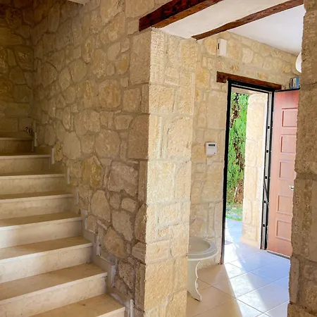 Manuela's Stone Heaven Retreat Villa *