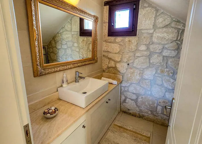 Villa Manuela's Stone Heaven Retreat *