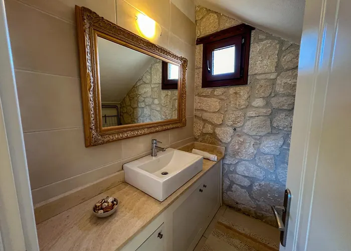 Villa Manuela's Stone Heaven Retreat *